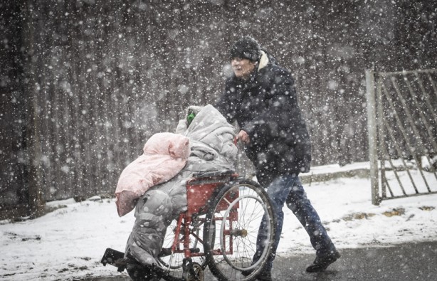 Foto - Ukraynalıların çilesi kar yağışı altında devam etti