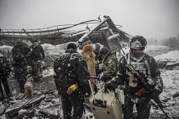 Foto - Ukraynalıların çilesi kar yağışı altında devam etti