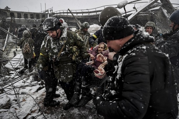 Foto - Ukraynalıların çilesi kar yağışı altında devam etti
