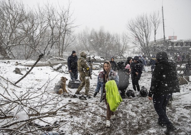 Foto - Ukraynalıların çilesi kar yağışı altında devam etti