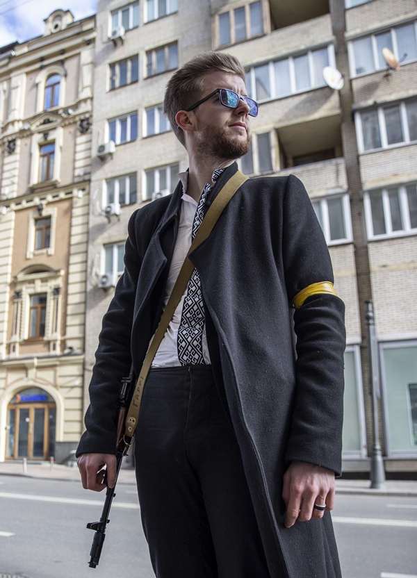 Foto - Ukrayna'nın en genç vekili silahlanıp Kiev sokaklarına indi