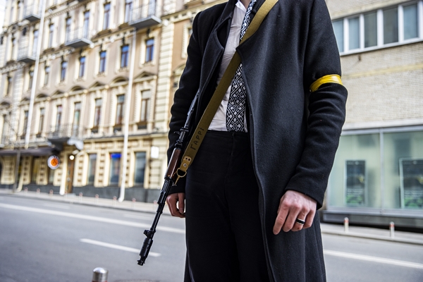 Foto - Ukrayna'nın en genç vekili silahlanıp Kiev sokaklarına indi