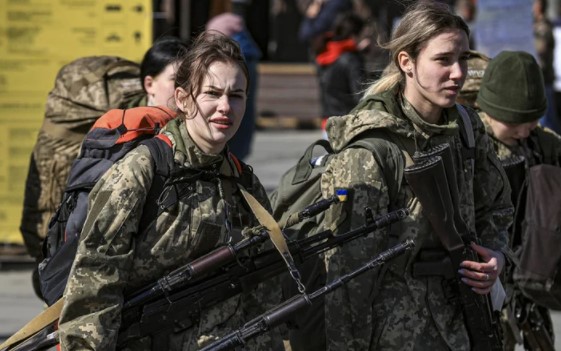 Ukrayna'nın kadın askerleri cepheye böyle gitti!