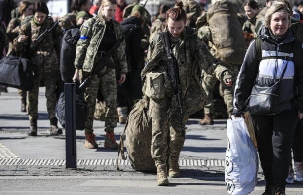 Foto - Ukrayna'nın kadın askerleri cepheye böyle gitti!