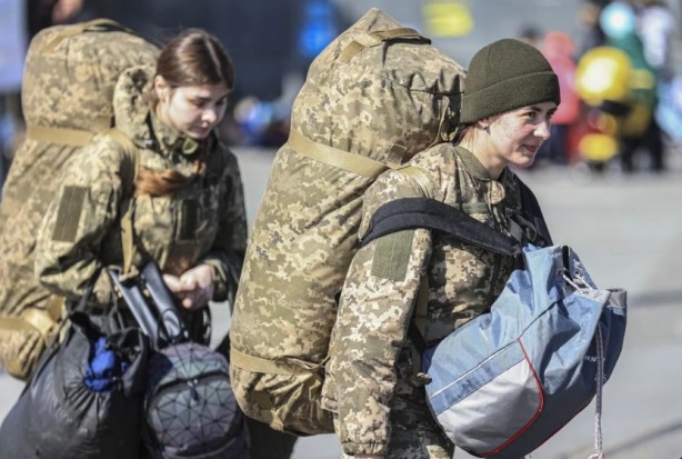 Foto - Ukrayna'nın kadın askerleri cepheye böyle gitti!