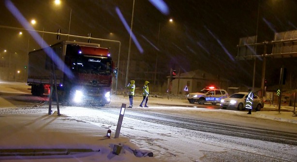 Foto - Ulaşıma kar ve tipi engeli! Aksaray-Konya karayolu trafiğe kapatıldı
