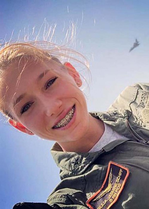 Ülke ayağa kalktı! Ordudaki kadın pilotun görüntüleri depreme neden oldu