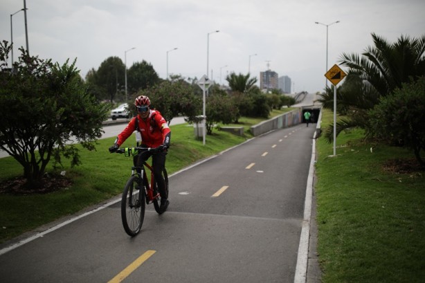 Foto - Ülke bir anda ‘arabasız’ kaldı! Sebebi ise çok değişik…