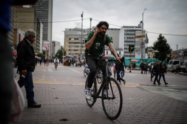 Foto - Ülke bir anda ‘arabasız’ kaldı! Sebebi ise çok değişik…