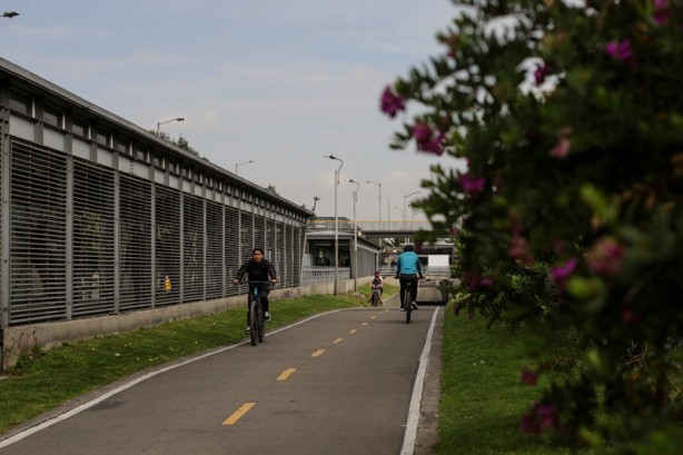 Foto - Ülke bir anda ‘arabasız’ kaldı! Sebebi ise çok değişik…