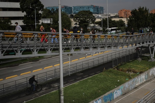 Foto - Ülke bir anda ‘arabasız’ kaldı! Sebebi ise çok değişik…