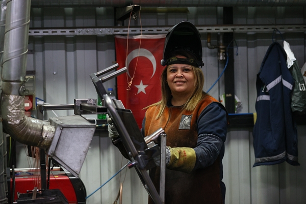 Foto - Ülke ekonomisine değer katıyorlar! Kaynak işleri kadınlara emanet