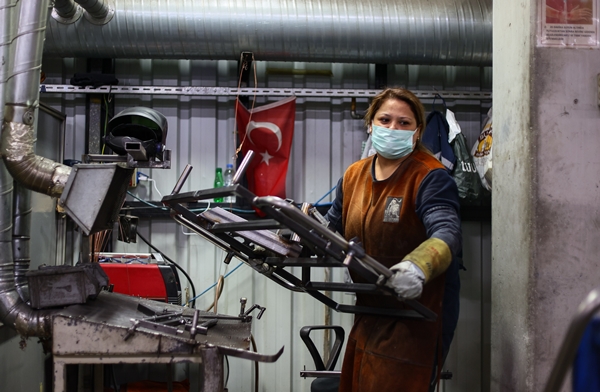 Foto - Ülke ekonomisine değer katıyorlar! Kaynak işleri kadınlara emanet