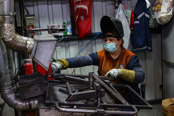 Foto - Ülke ekonomisine değer katıyorlar! Kaynak işleri kadınlara emanet