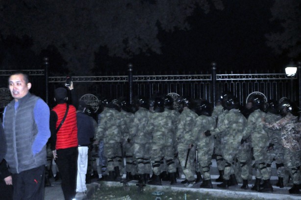 Foto - Ülke karıştı! Göstericiler cezaevinden cumhurbaşkanını kaçırdı