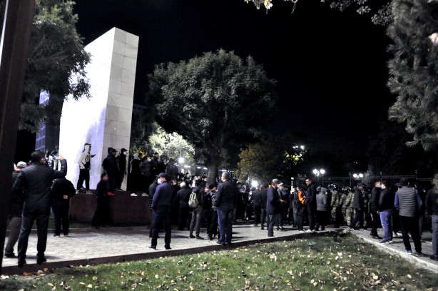 Ülke karıştı! Göstericiler cezaevinden cumhurbaşkanını kaçırdı