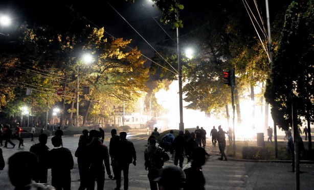 Foto - Ülke karıştı! Göstericiler cezaevinden cumhurbaşkanını kaçırdı