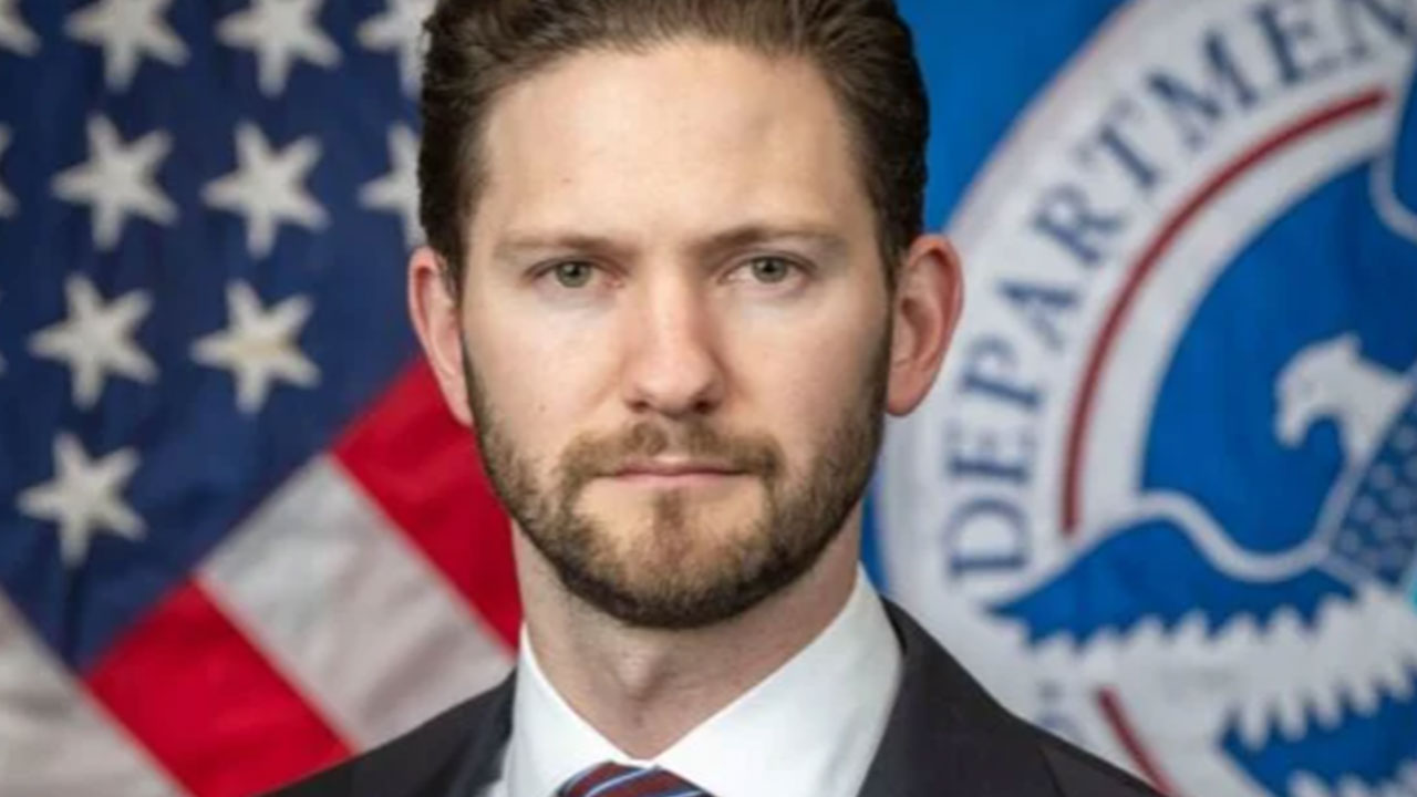 Foto - Ülke kaynıyor! Savunma bakanı kardeşini işe aldı