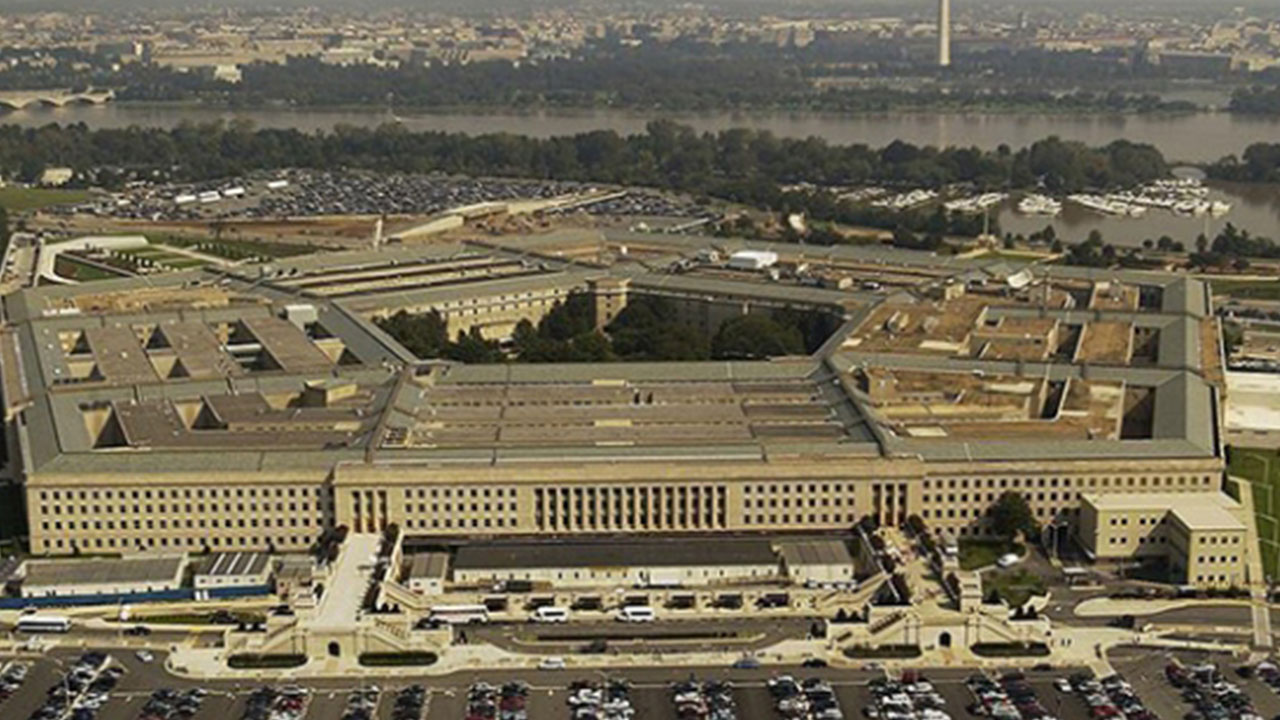 Ülke kaynıyor! Savunma bakanı kardeşini işe aldı