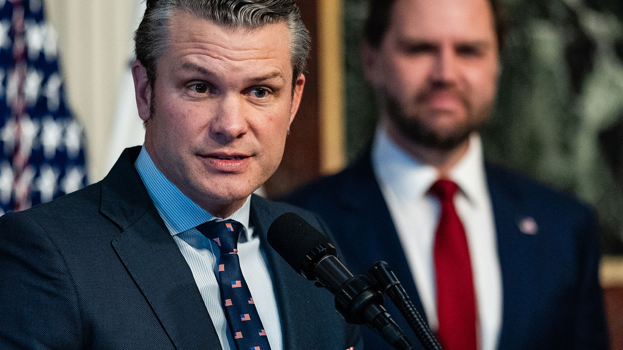 Foto - Ülke kaynıyor! Savunma bakanı kardeşini işe aldı