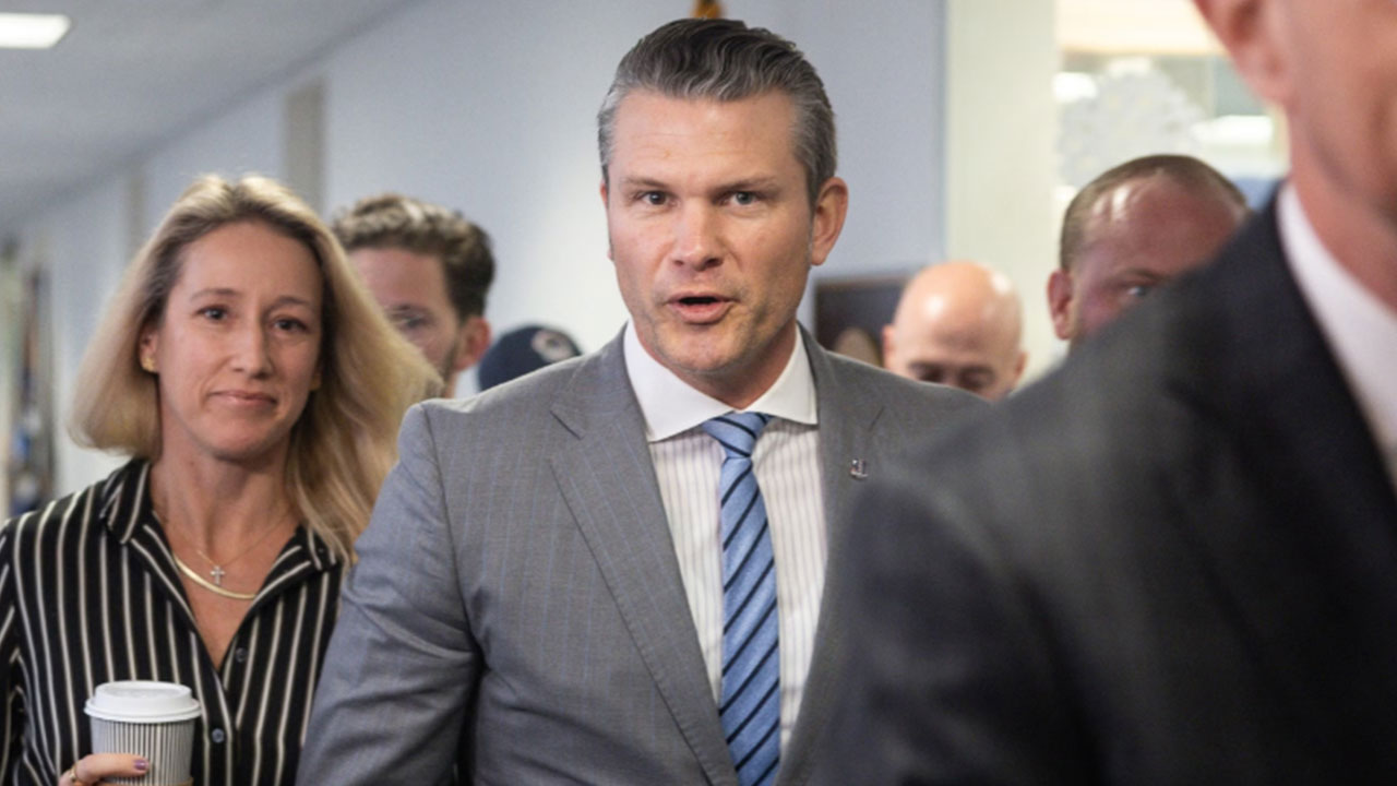 Foto - Ülke kaynıyor! Savunma bakanı kardeşini işe aldı