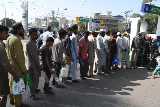 Foto - Ülkede akaryakıt krizi! Benzin istasyonlarında uzun kuyruklar oluştu
