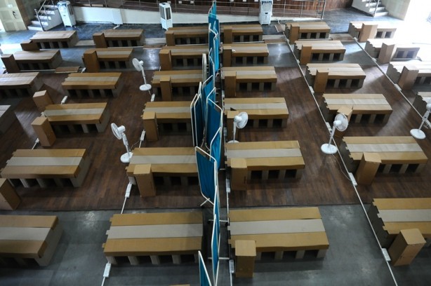 Foto - Ülkede sağlık krizi! Karton yataklı hastane kurdular