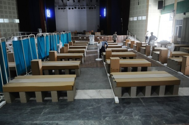 Foto - Ülkede sağlık krizi! Karton yataklı hastane kurdular