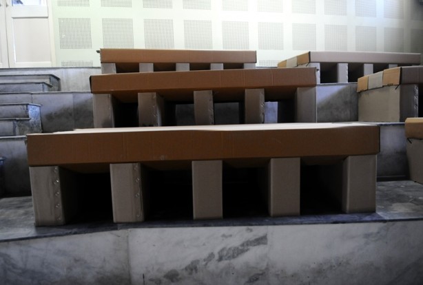 Foto - Ülkede sağlık krizi! Karton yataklı hastane kurdular