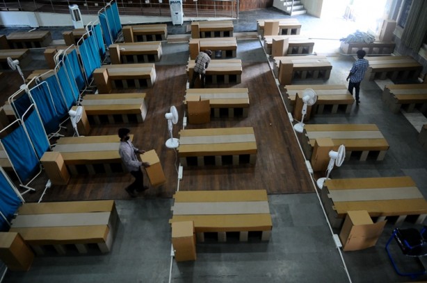 Foto - Ülkede sağlık krizi! Karton yataklı hastane kurdular