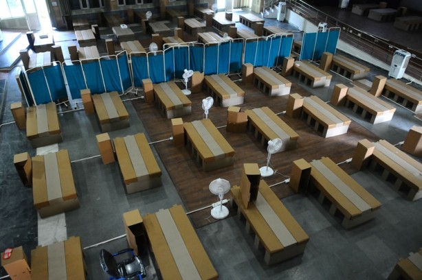 Ülkede sağlık krizi! Karton yataklı hastane kurdular