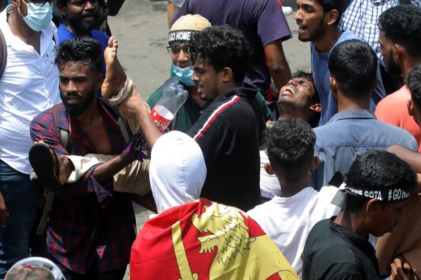 Foto - Ülkenin başbakanı kaçtı, protestocular başbakanlık binasını bastı!