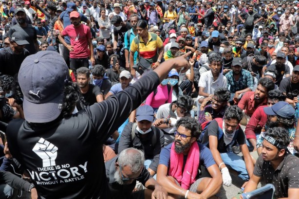 Foto - Ülkenin başbakanı kaçtı, protestocular başbakanlık binasını bastı!
