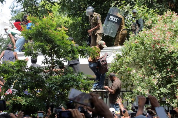 Foto - Ülkenin başbakanı kaçtı, protestocular başbakanlık binasını bastı!