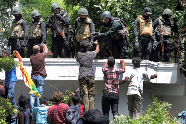 Foto - Ülkenin başbakanı kaçtı, protestocular başbakanlık binasını bastı!