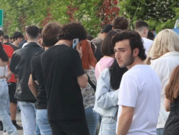 Foto - Ülkenin gençleri perişansa bu kuyruk ne?