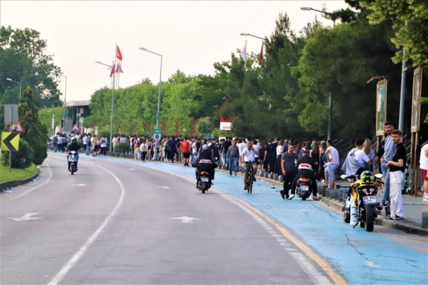 Foto - Ülkenin gençleri perişansa bu kuyruk ne?