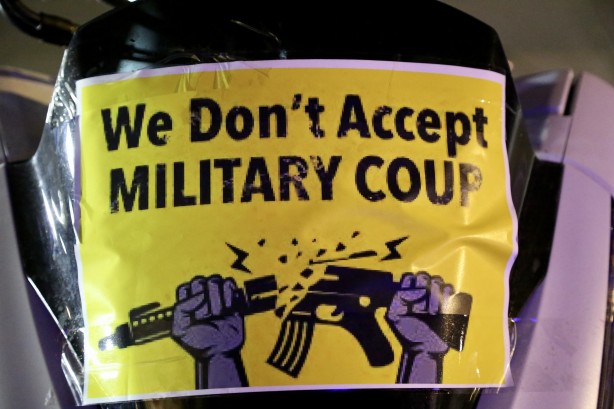 Foto - Ülkesindeki darbeyi desteklemeyen Büyükelçi, elçilik binasına alınmadı