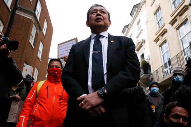 Ülkesindeki darbeyi desteklemeyen Büyükelçi, elçilik binasına alınmadı