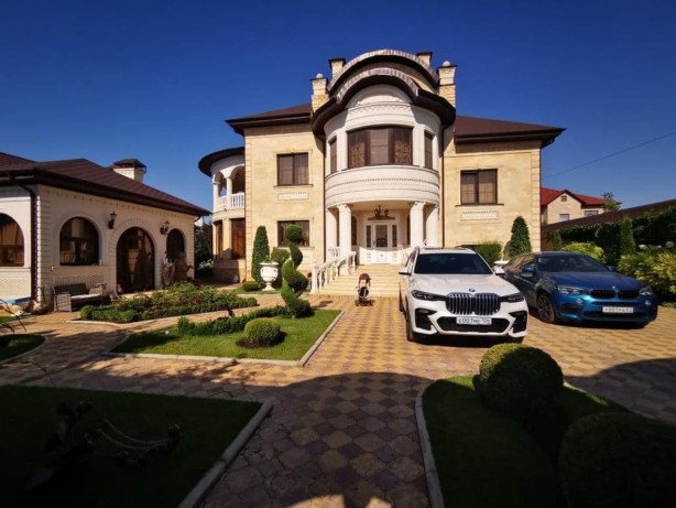 Ülkeyi sallayan operasyon: Polisin evinde altın kaplama tuvalet çıktı!