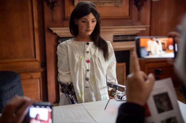 Ultra gerçekçi robot Ai-Da, Mısır ile İngiltere'yi karşı karşıya getirdi! Gözaltına alındı