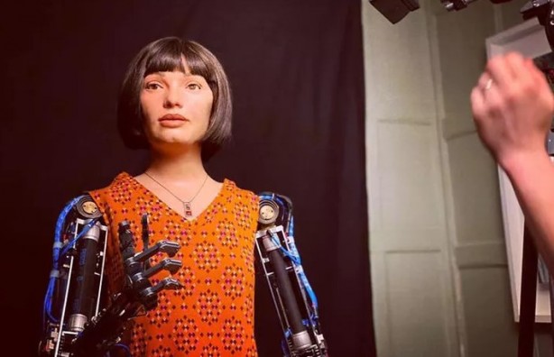 Foto - Ultra gerçekçi robot Ai-Da, Mısır ile İngiltere'yi karşı karşıya getirdi! Gözaltına alındı