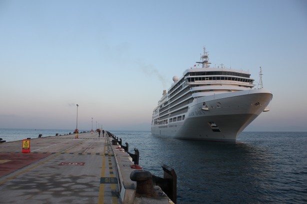 Ultra lüks kruvaziyer, Kuşadası'na geldi