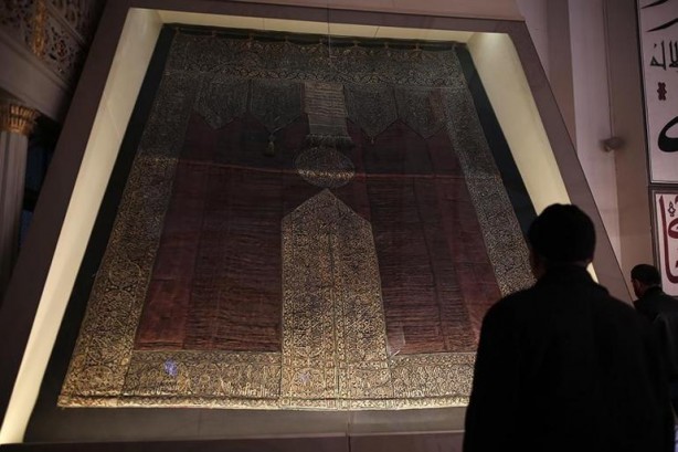 Foto - Ulu Cami'deki Kabe örtüsünün altın püskülleri kayıp