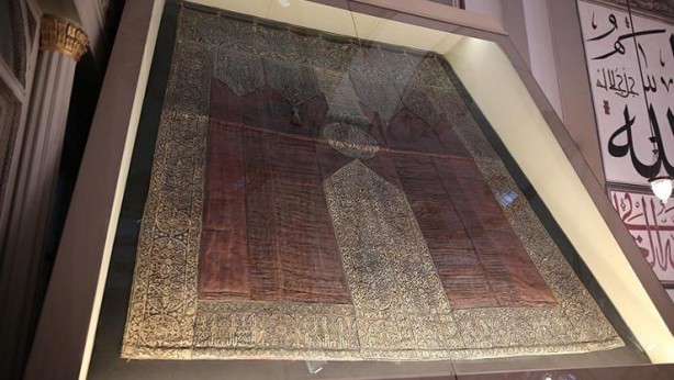 Ulu Cami'deki Kabe örtüsünün altın püskülleri kayıp