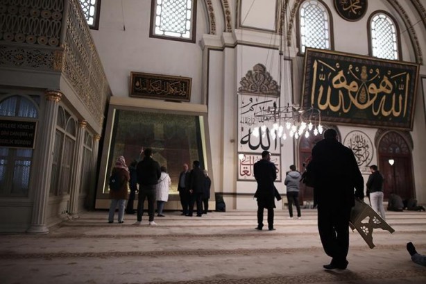 Foto - Ulu Cami'deki Kabe örtüsünün altın püskülleri kayıp