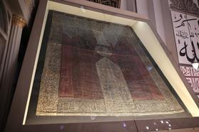 Foto - Ulu Cami'deki Kabe örtüsünün altın püskülleri kayıp