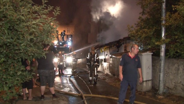 Ümraniye'de gecekondu alev alev yandı