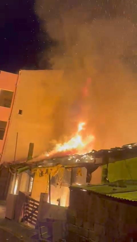 Foto - Ümraniye'de gecekondu alev alev yandı