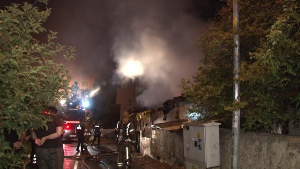 Foto - Ümraniye'de gecekondu alev alev yandı